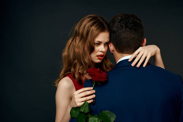 luxus pár ölelés romantika kapcsolat emelkedett át sötét elszigetelt háttér - Fotó, kép