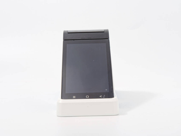 elegante caja registradora portátil con soporte GR escáner de código sobre fondo blanco 2020 - Foto, Imagen