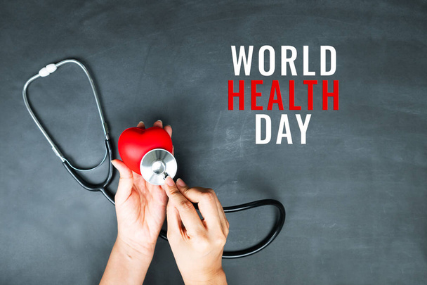 Weltgesundheitstag-Konzept Krankenversicherung mit rotem Herz und Stethoskop - Foto, Bild