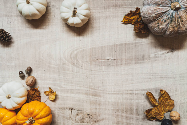 Feliz Día de Acción de Gracias con calabaza y nuez en la mesa de madera - Foto, Imagen