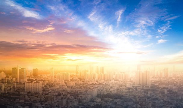 Abstract wazig luchtbeeld stad skyline landschap zonsondergang achtergrond - Foto, afbeelding