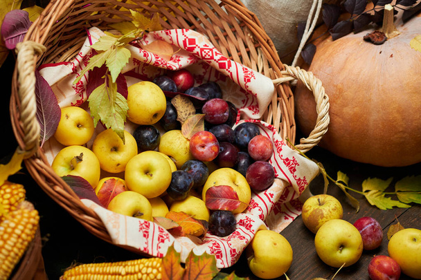 背景として素朴なスタイルで秋の静物画-木の板に葉、野菜や果物、ナッツや他の自然食品成分 - 写真・画像
