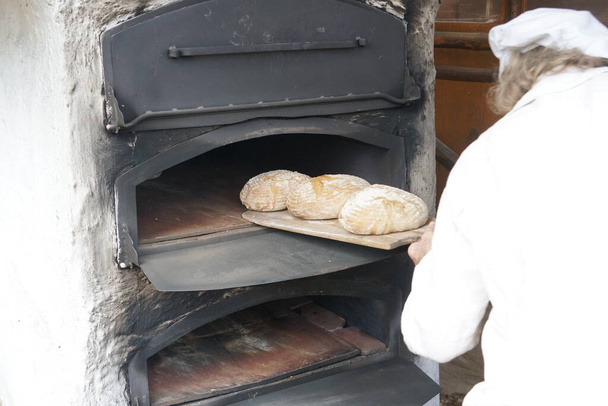 Boulanger à pain traditionnel au four à bois - Photo, image
