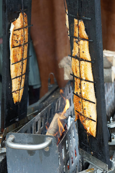 Традиційні риби на грилі на ринку
 - Фото, зображення