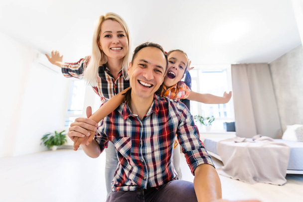 Koncepce rodiny: Šťastná mladá rodina v novém bytě sen a naplánovat interiér - Fotografie, Obrázek