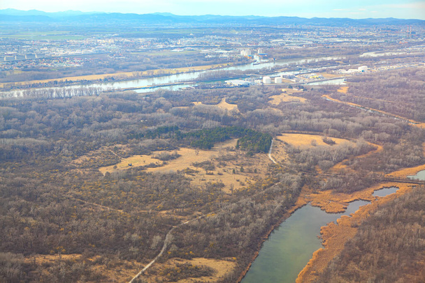 Luchtfoto van Lobau, de Weense uiterwaarden aan de noordkant van de Donau. Panorama van Neder-Oostenrijk  - Foto, afbeelding