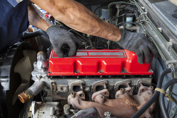 Ручной ремонт и техническое обслуживание дизельного двигателя
 - Фото, изображение
