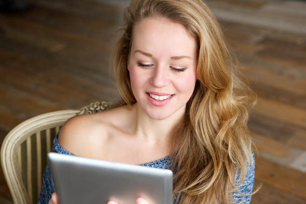όμορφη γυναίκα χρησιμοποιώντας υπολογιστή tablet - Φωτογραφία, εικόνα
