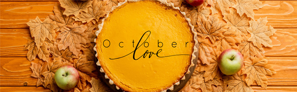 вид сверху на День благодарения тыквенный пирог с яблоками на листьях около октября любовь надпись на деревянном фоне, панорамный урожай - Фото, изображение