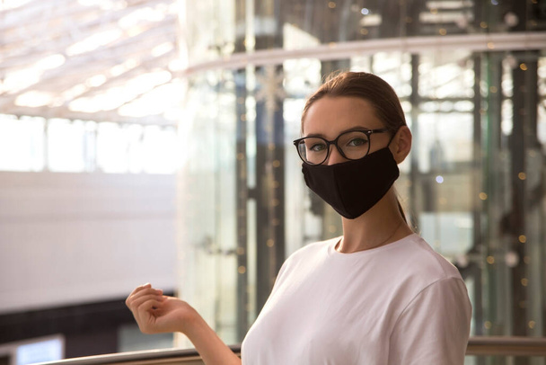 Chica con gafas y una máscara protectora en el centro comercial - Foto, Imagen