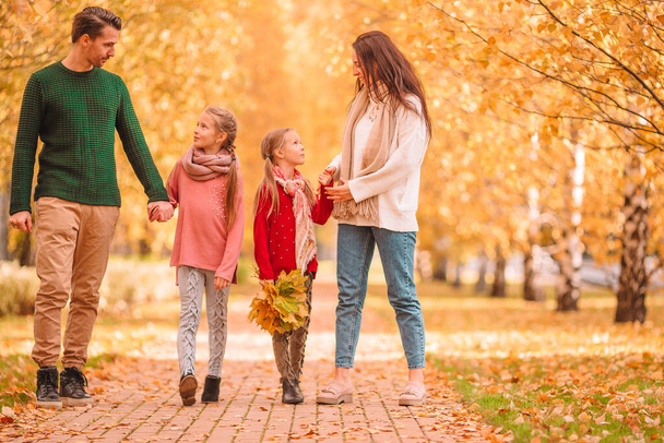 Портрет счастливой семьи из четырех человек осенью - Фото, изображение