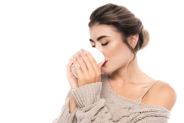 stílusos nő kötött pulóver ivás tea csukott szemmel elszigetelt fehér - Fotó, kép