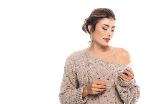 érzéki, stílusos nő nyitott pulóverben csevegés okostelefonon elszigetelt fehér - Fotó, kép