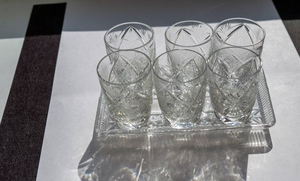 κρυστάλλινα ποτήρια βότκας φτιαγμένα στην ΕΣΣΔ. Vintage κρυστάλλινα ποτήρια σφηνάκια - Φωτογραφία, εικόνα