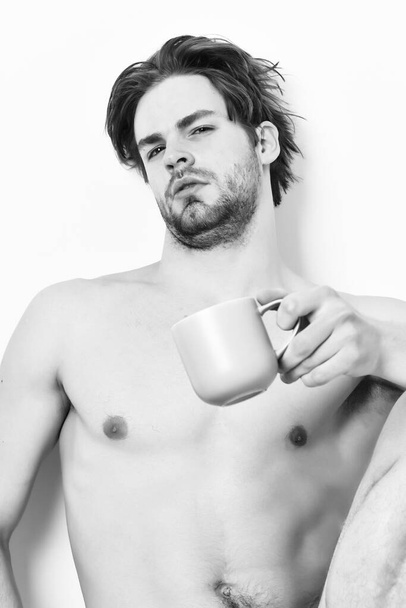 Caucasico barbuto sexy macho in possesso di tazza di caffè - Foto, immagini