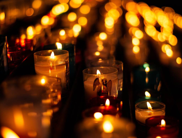 Detailní záběr svítících a hořících lamp v řadě, vánoční oslavy, vánoční zázemí - Fotografie, Obrázek