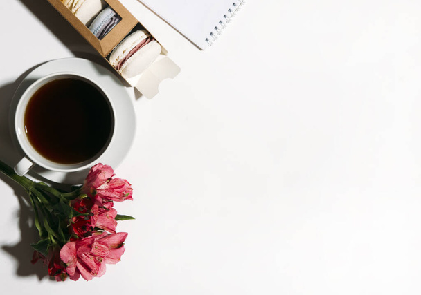 Bir kutu kurabiye, bir fincan kahve ve çiçek. - Fotoğraf, Görsel