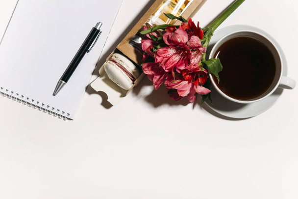 caja de macarrones con taza de café y flores - Foto, Imagen