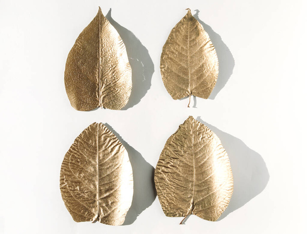 set of gold leaves. Christmas decoration. gold leaf. - Фото, изображение