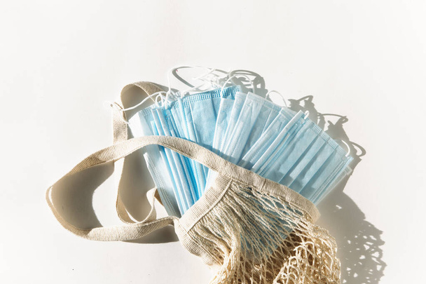 Virenschutzmasken im Hintergrund, Nahaufnahme - Foto, Bild