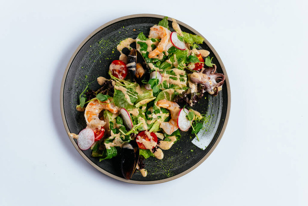 Vegetables salad with shrimps and mussels, closeup - Fotoğraf, Görsel