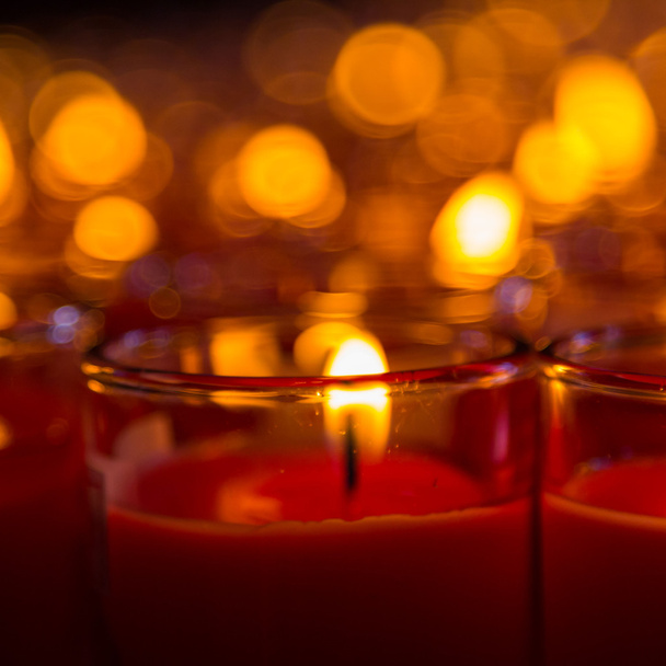 Церковные свечи в красных прозрачных люстрах
 - Фото, изображение
