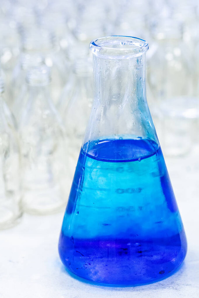 niebieski roztwór (błękit metylenowy) w erlenmeyerze, eksperymenty w laboratorium chemicznym. - Zdjęcie, obraz