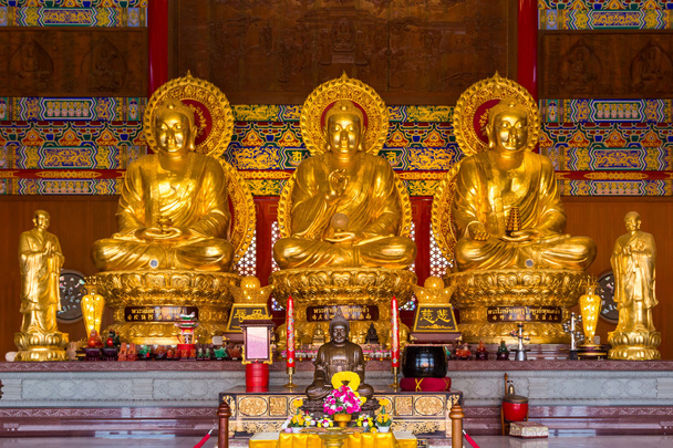 Buddhistische Statuen im chinesischen Tempel in Thailand - Foto, Bild
