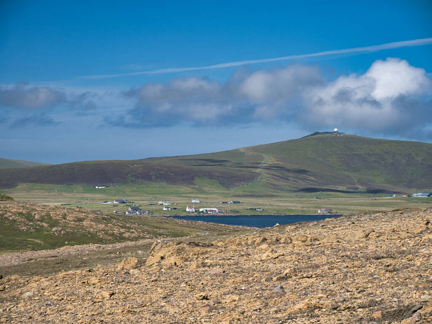 Depósitos de rocha serpentina na Keen of Hamar Nature Reserve perto de Baltasound, na ilha de Unst, Shetland, Reino Unido. A cúpula branca da cabeça do radar remoto RAF Saxa Vord pode ser vista à distância. - Foto, Imagem