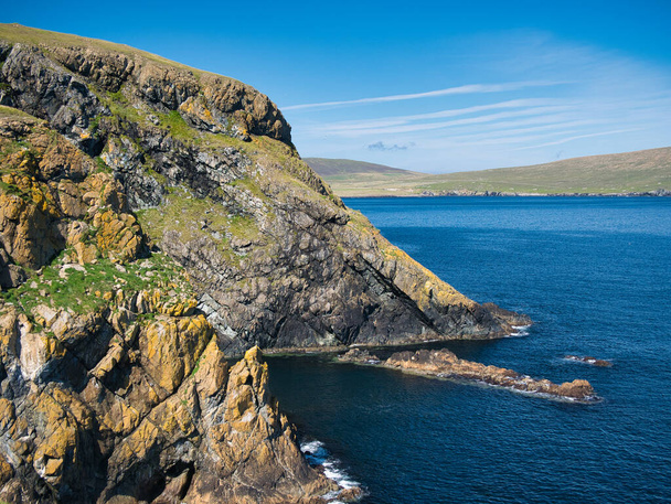 falaises côtières au Keen of Hamar sur l'île d'Unst dans les Shetland, Royaume-Uni. Le substrat rocheux est le complexe Ophiolite des Shetland - Métapéridotite. Roche métamorphique formée il y a environ 419 à 1000 millions d'années. - Photo, image