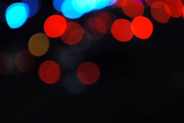 semáforo Bokeh à noite na rua de uma cidade grande. fundo abstrato de luzes quentes borradas com fundo azul e roxo fresco com efeito bokeh - Foto, Imagem