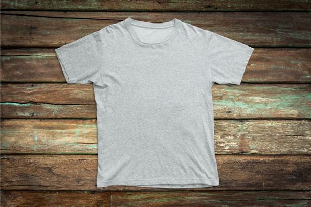 Cinza t-shirt mockup no modelo de fundo de madeira. - Foto, Imagem