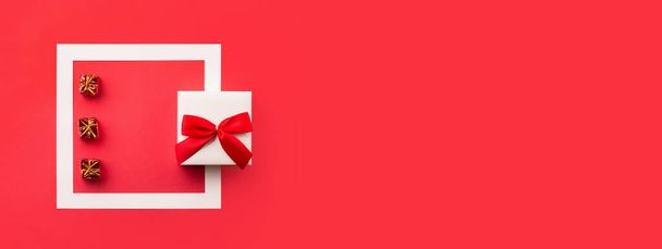 Valentinstag, Weihnachten, Geburtstag, Hochzeit oder andere Feiertage. Handgemachte verpackte Geschenkboxen, rote Herzen auf rotem Papier Hintergrund. Kopieren Sie Platz für Text. Flache Lage - Foto, Bild