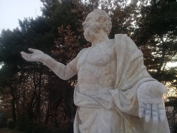 CHUNCHEON, COREA DEL SUR-Febrero de 2018: Estatua de mármol blanco de persona histórica con hermosa estatura asentada en un parque público - Foto, Imagen