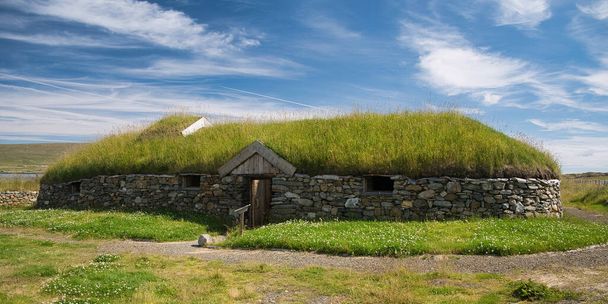 Rekonstruovaný Viking Longhouse poblíž Haroldswick, Unst, Shetland, Skotsko, Velká Británie. Je slunečný den s lehkým mrakem. - Fotografie, Obrázek