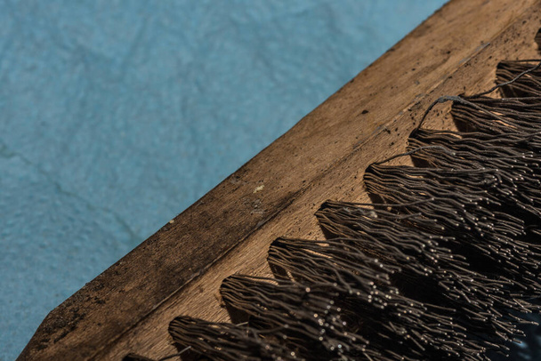 alambres de una vista macro de cepillo de alambre con blure en un taller - Foto, Imagen