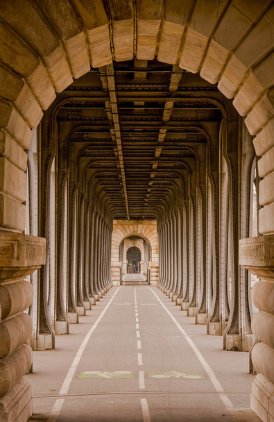 μια προβολή μέσα από την οδογέφυρα de passy, Παρίσι - Φωτογραφία, εικόνα