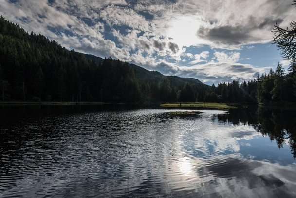 lago de montanha com ondas e reflexão das nuvens no céu - Foto, Imagem