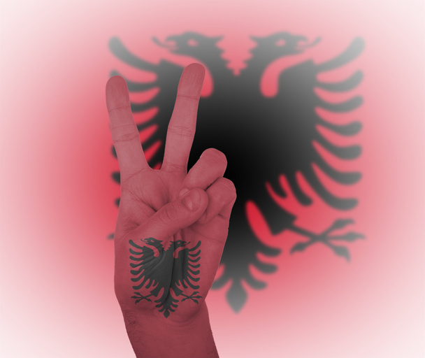 Käsi rauhan merkki Albanian lipun kanssa
 - Valokuva, kuva