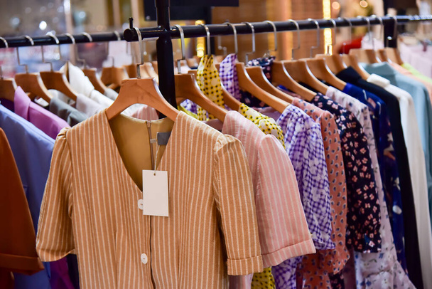 Dames mode kleding in de winkel - Foto, afbeelding