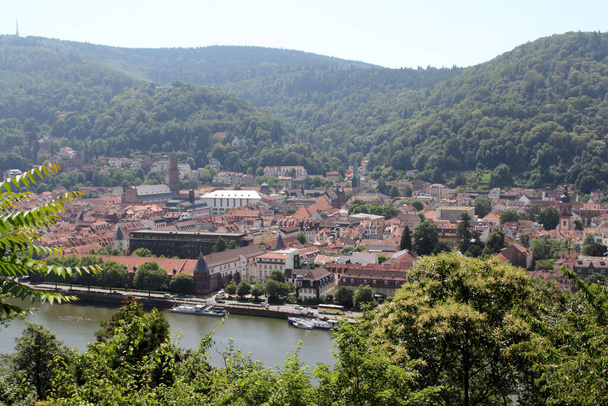 Vista sobre Heidelberg, Alemanha. Heidelberg é uma cidade da Alemanha localizada no estado de Baden-Wrttemberg. Heidelberg faz parte da densamente povoada Região Metropolitana do Reno-Neckar. - Foto, Imagem