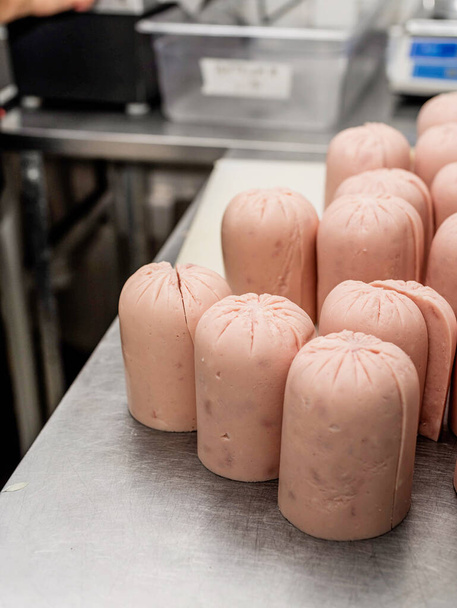 remendado de salsichas pronto para ser moído na máquina, produção de carne - Foto, Imagem