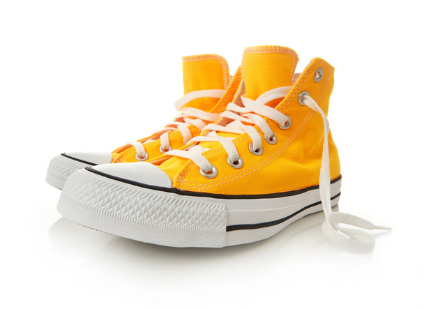 Gele sneakers geïsoleerd op wit - Foto, afbeelding