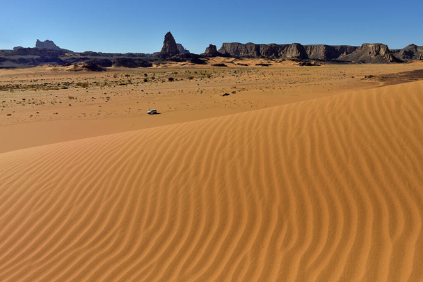 SAHARA DESERT w Algierii. Formacje skalne, piaszczyste wydmy i lodowisko. BEZPIECZEŃSTWO I WYDATKI W ALGERII - Zdjęcie, obraz