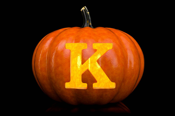 Žhnoucí písmeno K vytesané do dýně. Halloween písmo na černém pozadí, 3D vykreslování - Fotografie, Obrázek