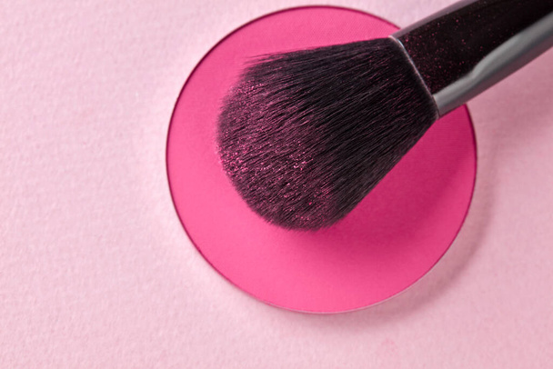 Кисть макияжа с розовым порошком - Фото, изображение