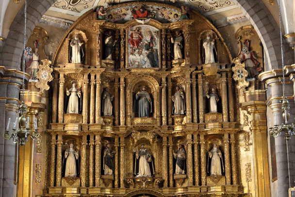 Iglesia de Santo Domingo, Puebla, México. La Capilla del Rosario se encuentra en la Iglesia de Santo Domingo. Está lleno de simbolismo, imágenes y elementos que son representativos del Barroco de la Nueva España - Foto, Imagen