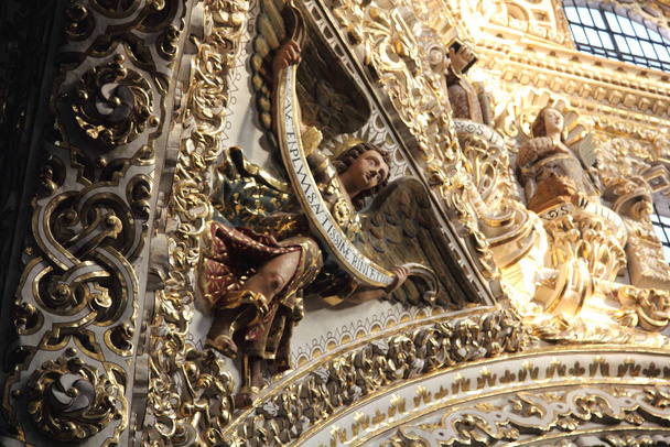 Церква Санто-Домінго, Пуебла, Мексика. Каплиця Розаріо розташована в церкві Санто-Домінго. Він наповнений символізмом, образами та елементами, які є представниками бароко Нової Іспанії. - Фото, зображення