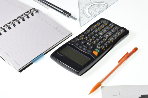 Taschenrechner, Zirkel, Bleistift, Lineal, Dreieck-Lineal - Foto, Bild