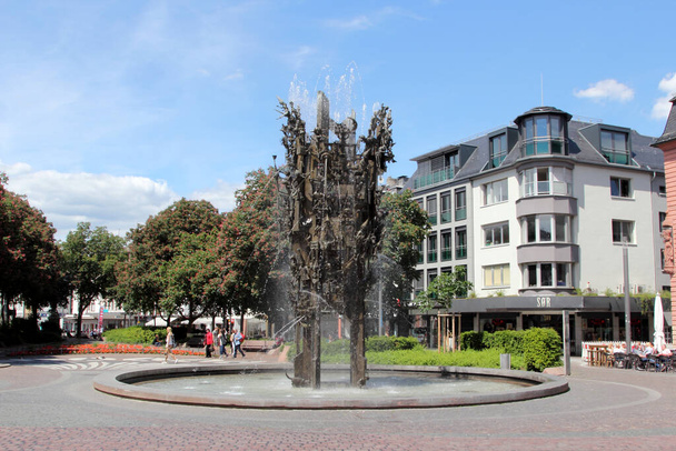 La célèbre Fontaine du Carnaval de Mayence, Rhénanie-Palatinat, Allemagne. Blasius Spreng a érigé la fontaine en 1967 pour honorer l'habitude de la tradition carnavalesque à Mayence. - Photo, image